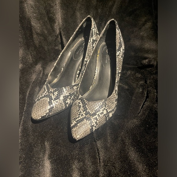 Snake print heels - Picture 1 of 5